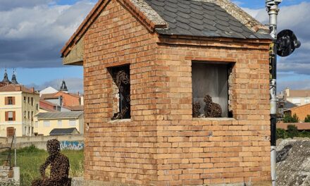 Casa al lado del ferrocarril