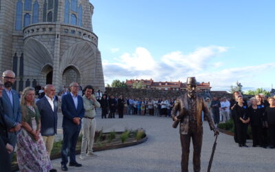 Gaudí ya recibe a los visitantes del Palacio