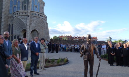 Gaudí ya recibe a los visitantes del Palacio