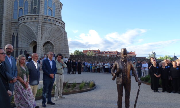 Gaudí ya recibe a los visitantes del Palacio